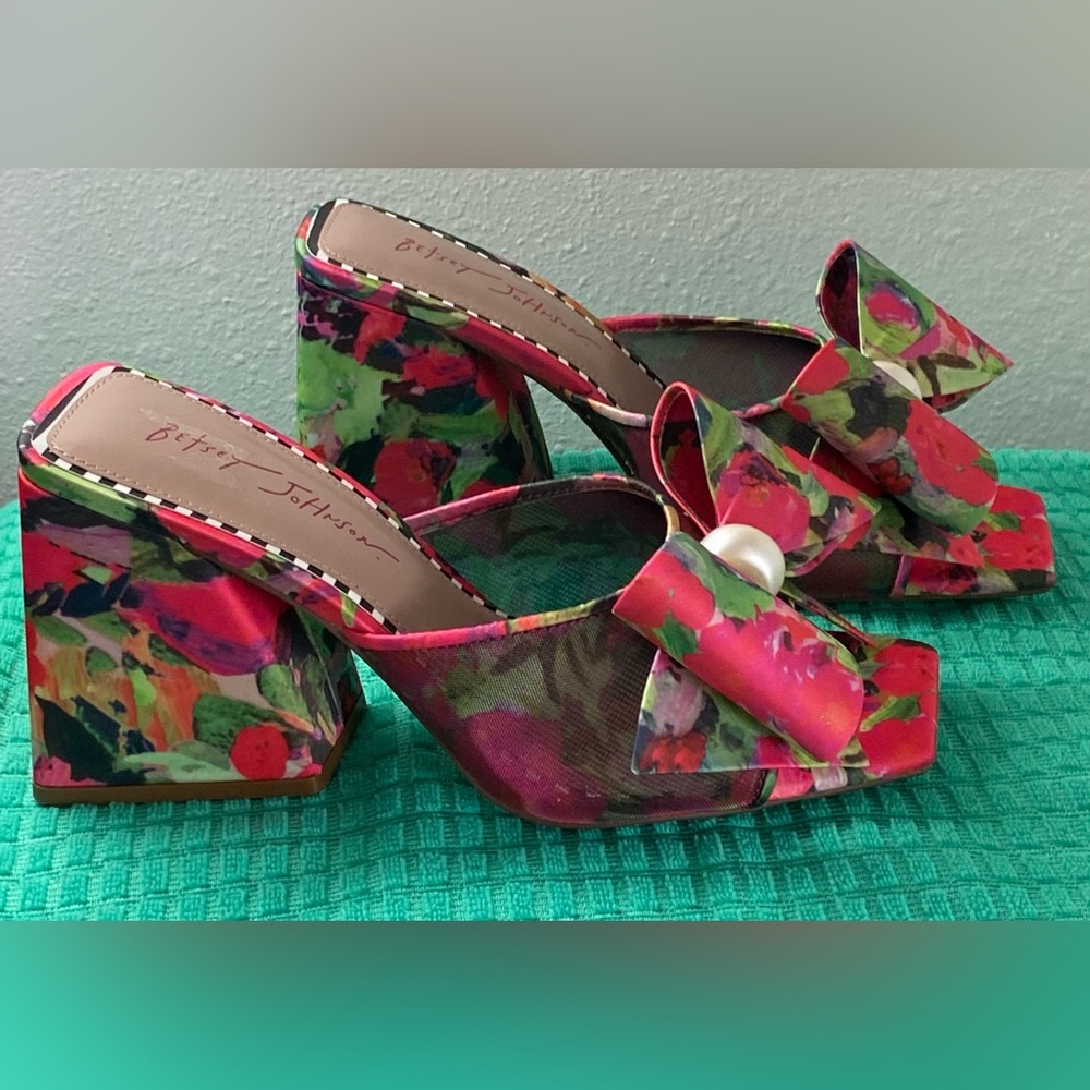 NEW..WOMENS BETSEY JOHNSON PINK FLORAL BOW WEDGE SANDALS 9 - Picture 5 of 16